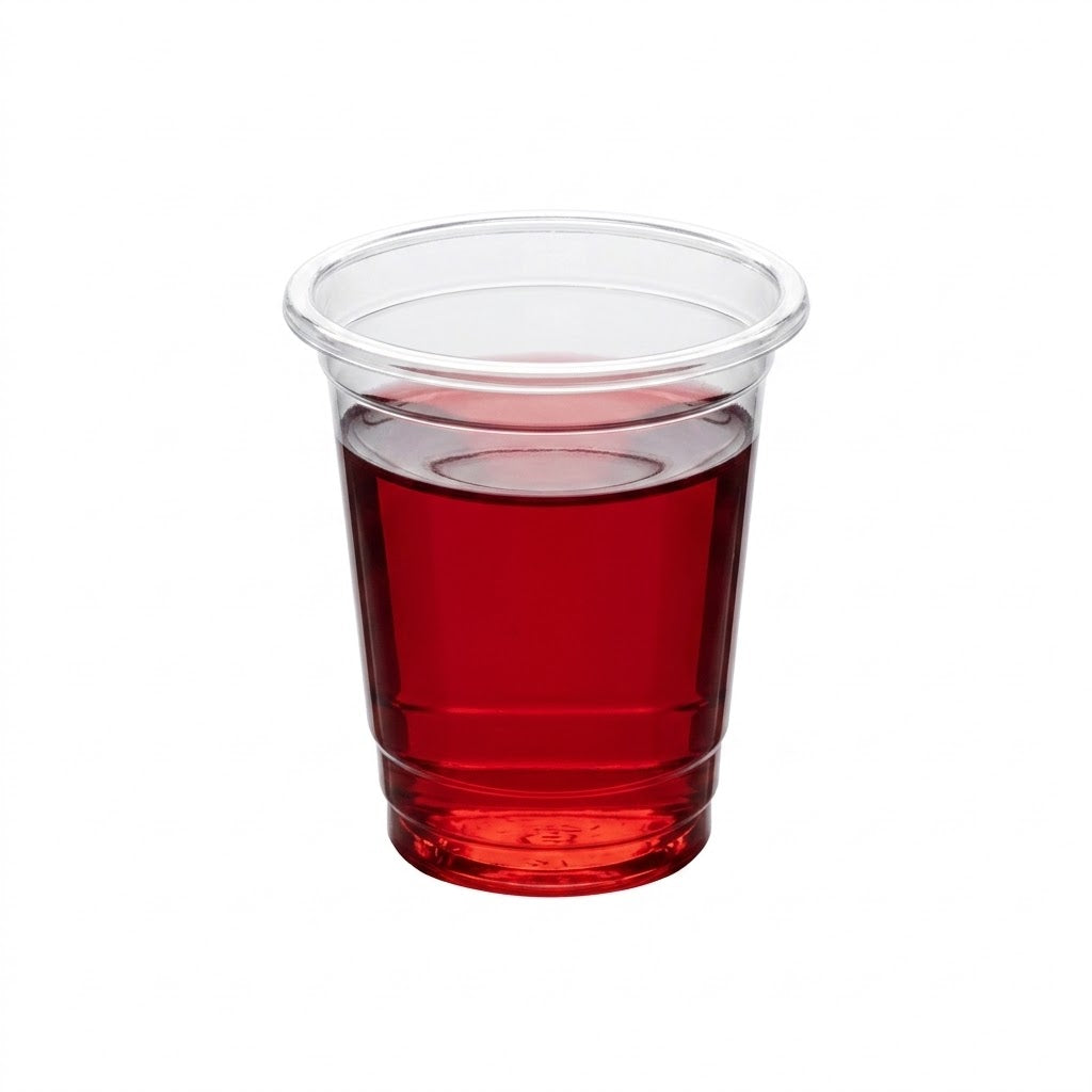 Transparant kunststof shotglas op witte achtergrond
