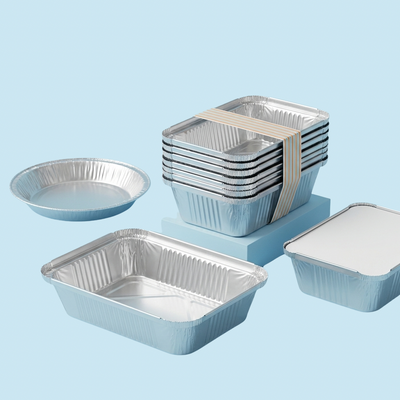 Verschillende aluminium bakjes met blauwe achtergrond